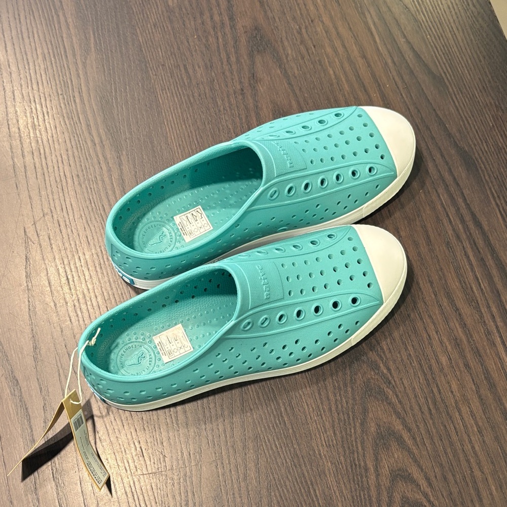 Kids aqua Natives size J5 NWT
